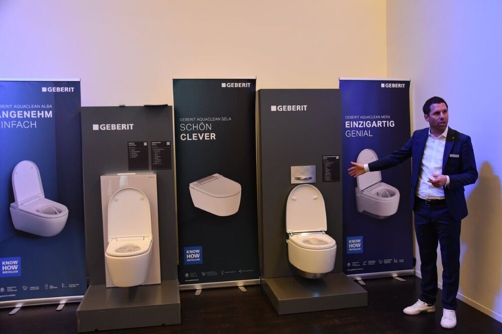 Reto Bättig führte am Event auch durch die reiche Auswahl an Dusch-WCs von Geberit.